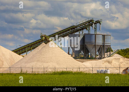 L'exploitation du sable industriel terminal avec tapis roulants et silos sur un jour d'été Banque D'Images