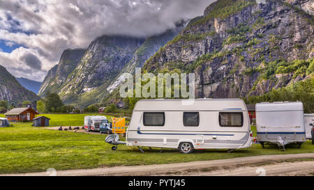 Caravane sur camping entre montagnes près de Parc National de Hardangervidda Norvège Banque D'Images