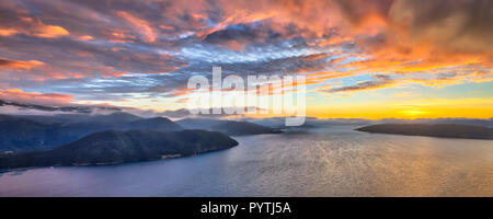 Vue aérienne des fjords norvégiens au coucher du soleil à midfjord près de Molde Norvège Banque D'Images