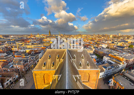 Vue aérienne de la ville de Groningue vu de tour de l'église tandis que l'Aa dernière lumière du jour est en baisse sur le marché du centre-ville de Vismarkt Banque D'Images