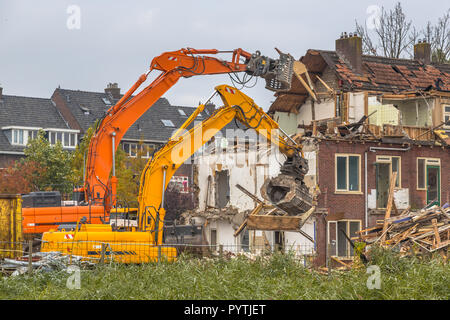 Deux grues de Démolition Démolition ancienne rangée de maisons aux Pays Bas Banque D'Images