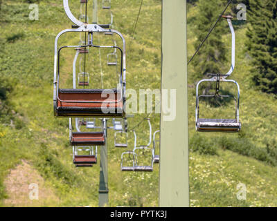 Télésiège téléski de Alpes européennes. Transporter les randonneurs en été. Banque D'Images