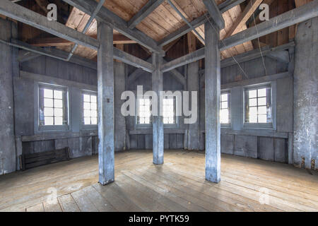 Intérieur de la tour d'une église en bois avec poutres massives et d'épaisseur du bois. Windows sont offrant une superbe vue. Banque D'Images