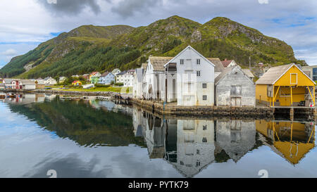 Maisons colorées et des entrepôts dans le port de l'île de Runde Norvège Banque D'Images