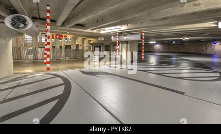 Circulaire vide garage souterrain avec éclairage coloré dans le cadre d'un centre médical de l'hôpital Banque D'Images