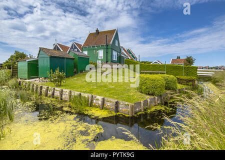 Belles maisons de village typique de pêcheurs dans le township Grotewerf sur l'île de Marken Waterland, Pays-Bas Banque D'Images