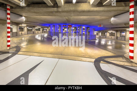 Allée vide circulaire dans parking souterrain avec éclairage coloré dans le cadre d'un centre médical de l'hôpital Banque D'Images