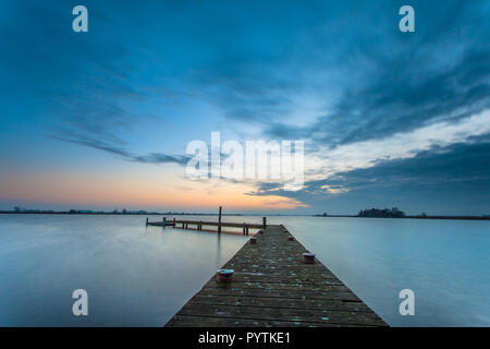 Coucher du soleil sur les eaux du lac Leekstermeer aux Pays-Bas Banque D'Images
