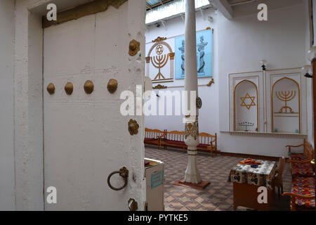 Entrée de l'ancienne synagogue juive de Boukhara qui date de la 16e siècle dans la ville de Boukhara Boukhara connu comme au 19ème et au début du xxe siècle en Ouzbékistan. L'émigration vers Israël et l'Occident a laissé une diminution rapide de la communauté juive de Boukhara, et seulement environ 500 Juifs de rester en ville Banque D'Images