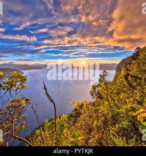 Vue aérienne de fjord norvégien dans au coucher du soleil près de Romsdalsfjord en Norvège Vestnes Banque D'Images