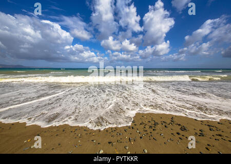 Vue sur plage méditerranéenne avec des pierres sur l'île de Chypre, près du village de Polis Banque D'Images