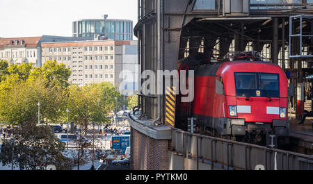 Train rouge, Bahnhof Friedrichstrasse, à la gare ferroviaire à Berlin Allemagne Banque D'Images