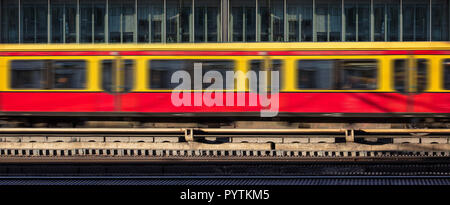 Blur jaune rouge train en mouvement, office building background Banque D'Images