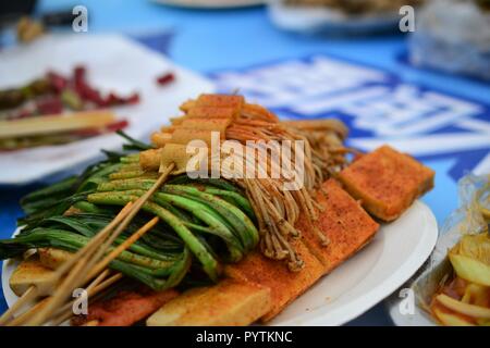 Brochettes de légumes, plats chinois, spécialités ouïghoure du Xinjiang à Kashgar marché de nuit Banque D'Images