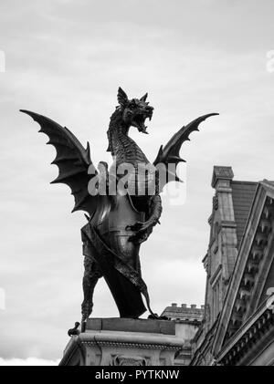 Londres, Royaume-Uni - 18 octobre 2018 : Charles Bell héraldique du bouleau Dragon statue au sommet du Temple Bar marqueur sur Fleet Street Banque D'Images