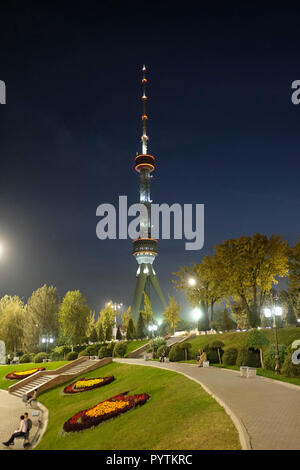 Vue de la tour de télévision de Tashkent Toshkent Teleminorasi un 375 mètres de haut en ce moment tour de la deuxième plus haute structure en Asie centrale situé à Tachkent capitale de l'Ouzbékistan Banque D'Images