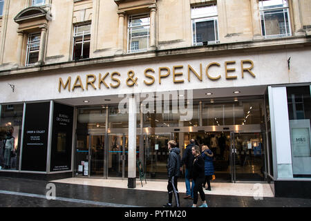 Bath, Royaume-Uni - 13 octobre 2018 : La façade de Marks and Spencers magasin sur rue de décrochage Banque D'Images