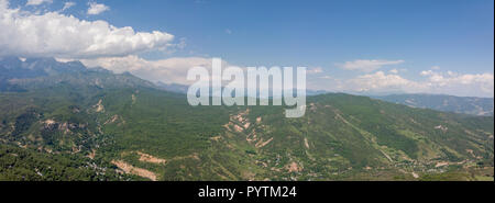 Arslanbob est une vallée, de montagnes, et d'un grand noyer sauvage (Juglans regia) Forêt de Jalal Abad-Province de l'Ouest du Kirghizstan. Ici, les arbres Ca Banque D'Images