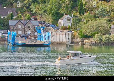 Harry King, une traversée en ferry de la chaîne pour les véhicules et les piétons de traverser la rivière Fal à Trelissick, Roseland peninsula, Cornwall, Angleterre. Banque D'Images