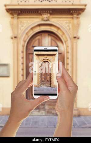 Un touriste prend une photo de la vieille porte de bois à Florence, Italie sur un téléphone mobile Banque D'Images