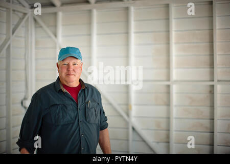 Portrait d'homme mûr dans hangar. Banque D'Images
