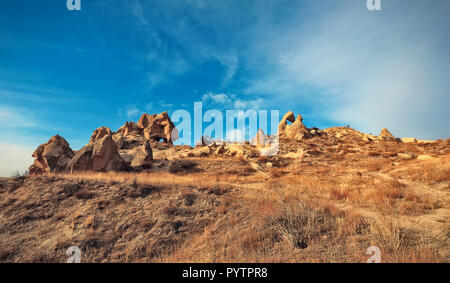 La vue sur l'arche rocheuse dans la vallée d'épées (Kiliclar vadisi) près de la ville de Göreme, en Cappadoce, Turquie Banque D'Images