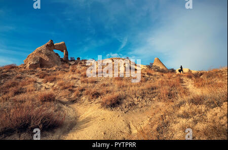 La vue sur l'arche rocheuse dans la vallée d'épées (Kiliclar vadisi) près de la ville de Göreme, en Cappadoce, Turquie Banque D'Images