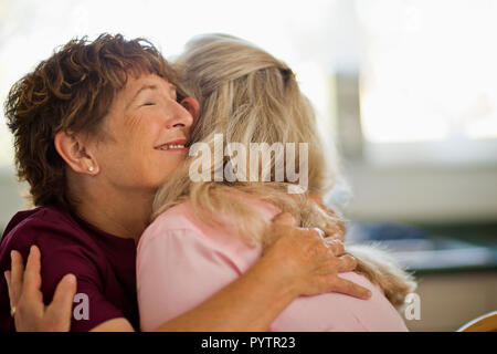 Smiling nurse hugging a soulagé patient. Banque D'Images