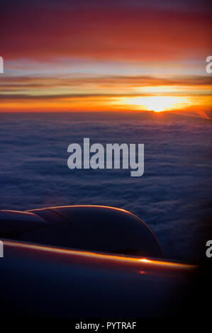 Lever du soleil à partir d'un avion au-dessus des nuages. Banque D'Images