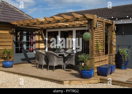 Manger en plein air et zone de divertissement en jardin anglais,Angleterre,Europe Banque D'Images