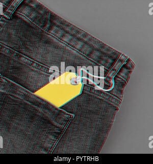 Monochrome avec signal glitch notion de vente le vendredi noir et le cyber lundi commode étiquette jaune en jeans pocket isolé sur fond gris. Savs copie Banque D'Images