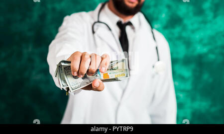 Doctor holding dollar bills close up, corrupcy résumé Banque D'Images