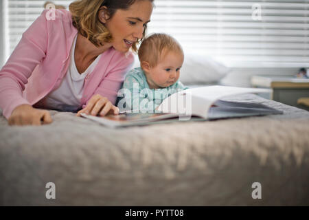 Mère de lire une histoire avec sa petite fille. Banque D'Images