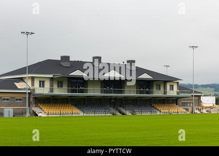 Stand des spectateurs et des club : 10m, en voie d'achèvement au Pont Neuf, le nouveau terrain de football de rugby à Kendal. Banque D'Images