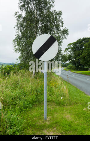 La limite de vitesse nationale signe sur la route A6 au nord-est de Kendal, Cumbria. Il s'agit d'une route à chaussée unique sans l'éclairage de rue, de sorte a 60 mph limiter Banque D'Images