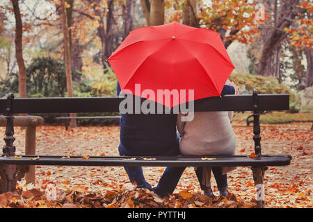 L'amour, heureux couple de personnes âgées dans l'amour, les retraités bénéficiant moment romantique en automne, saison d'automne Banque D'Images