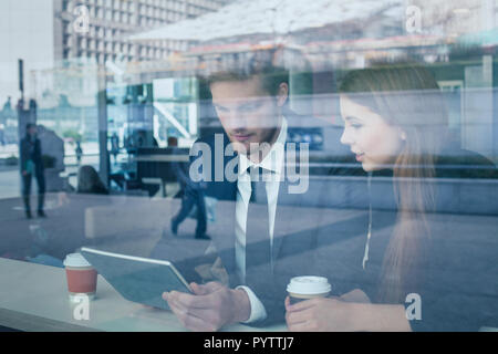 Les gens à l'aide de la technologie, des tablet rencontre collègue, double exposition Banque D'Images