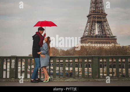 Couple romantique à Paris près de la tour Eiffel à l'automne, les rencontres, l'homme et la femme s'embrasser sous égide Banque D'Images