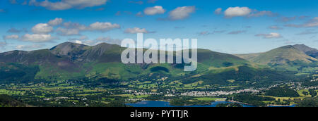 Derwent Water et Keswick négligé par Skiddaw et Blencathra lointain dans le district du lac, vue du sommet du Catbells (451m/1 480 ft). Banque D'Images