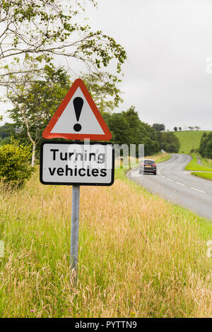 En ce qui concerne les véhicules routiers à proximité d'un signe d'avertissement Caravan and Camping site sur la route A6 près de Kendal. Banque D'Images