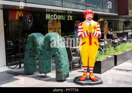 BANGKOK, THAÏLANDE, 25 mars 2017 : Ronald McDonald rendant le tra Banque D'Images