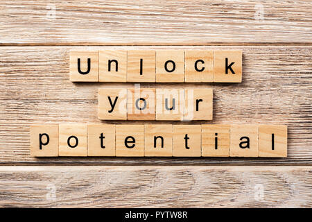 Déverrouiller votre potentiel mot écrit sur une cale en bois. déverrouiller votre potentiel de texte sur table, concept. Banque D'Images