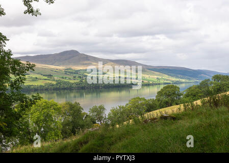 Belles réflexions capturées dans les eaux du Loch Tay dans la campagne du Perthshire Ecosse Royaume-Uni Banque D'Images