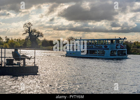 Chester le nord-ouest de l'Angleterre. Bateau de croisière rivière Dee. Angler Banque D'Images