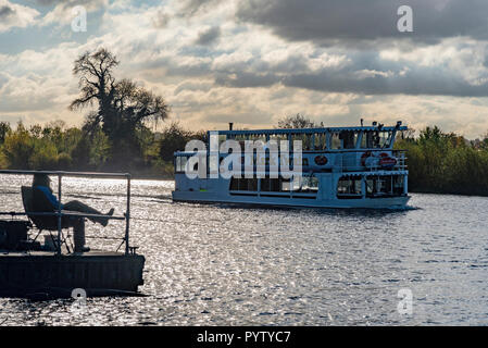 Chester le nord-ouest de l'Angleterre. Bateau de croisière plaisir Mrk Twain. Rivière Dee. Angler Banque D'Images