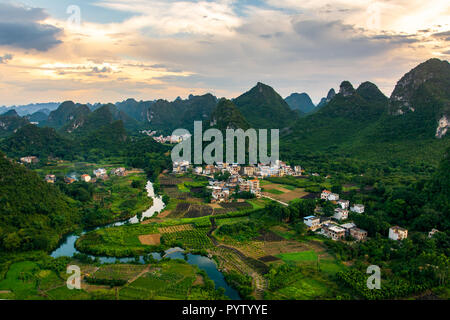 Magnifique paysage de champs de riz et les roches de Yangshuo en Chine vue aérienne Banque D'Images