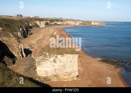 Plage de souffle avec nez point dans la distance, Seaham, Co Durham, England, UK Banque D'Images