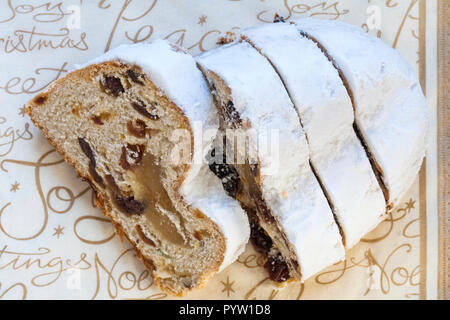 Tranches de gâteau de Noël Stollen sur serviette serviette Banque D'Images