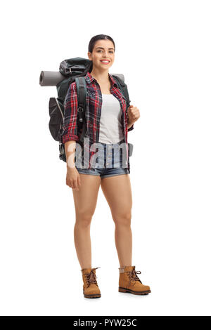Female hiker with backpack debout et regardant la caméra isolé sur fond blanc Banque D'Images