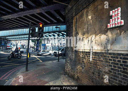 Camden Road Royal College Street, pont de chemin de fer au-dessus de la rue. Boîtes d'étain comme 3D mur art .Love un pas au-delà Banque D'Images